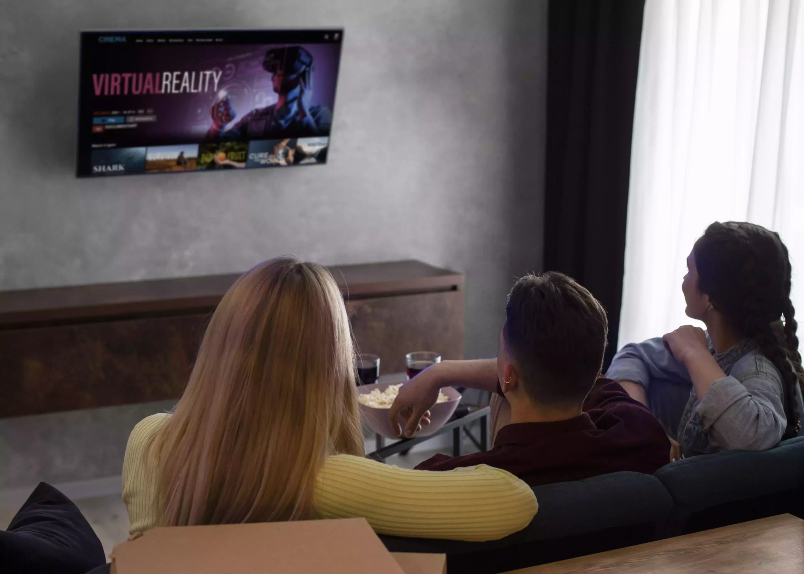Vänner tittar på Smart TV med IPTV-app och streamingtjänst