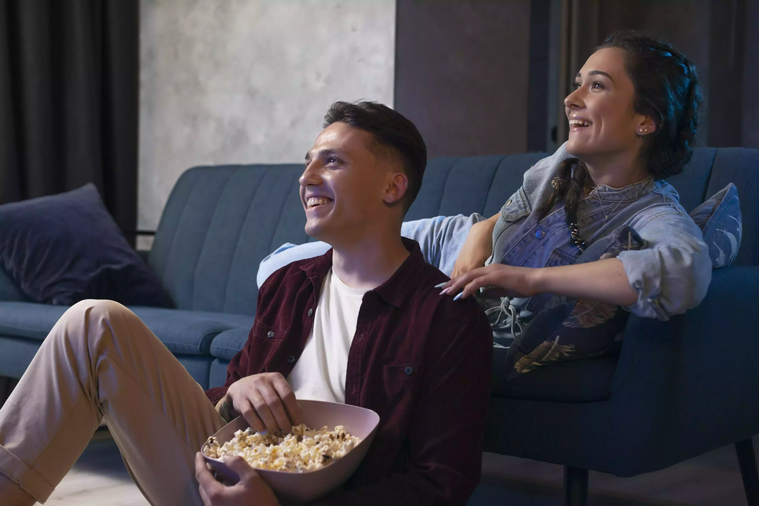Vänner tittar på film tillsammans via IPTV-streaming